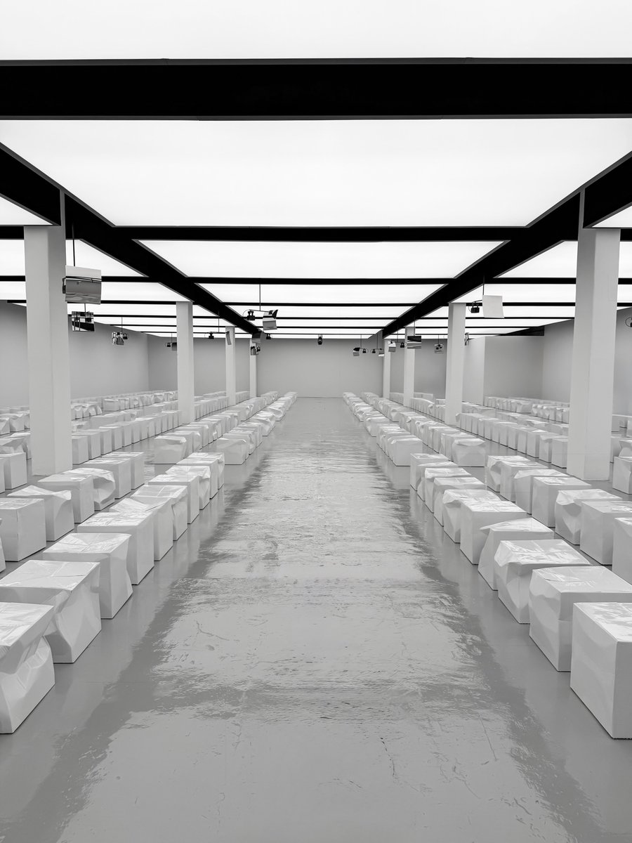 rebecamaccise's tweet photo. Los asientos para el desfile de Bottega Veneta SS27 fueron creados por el artista ucraniano Illya Goldman Gubin a partir de cajas de cartón blanco, resina y fibra de vidrio. Las solapas de las cajas fueron dobladas entre sí para imitar el famoso intrecciato de Bottega Veneta. https://t.co/AXXfwZKpdw