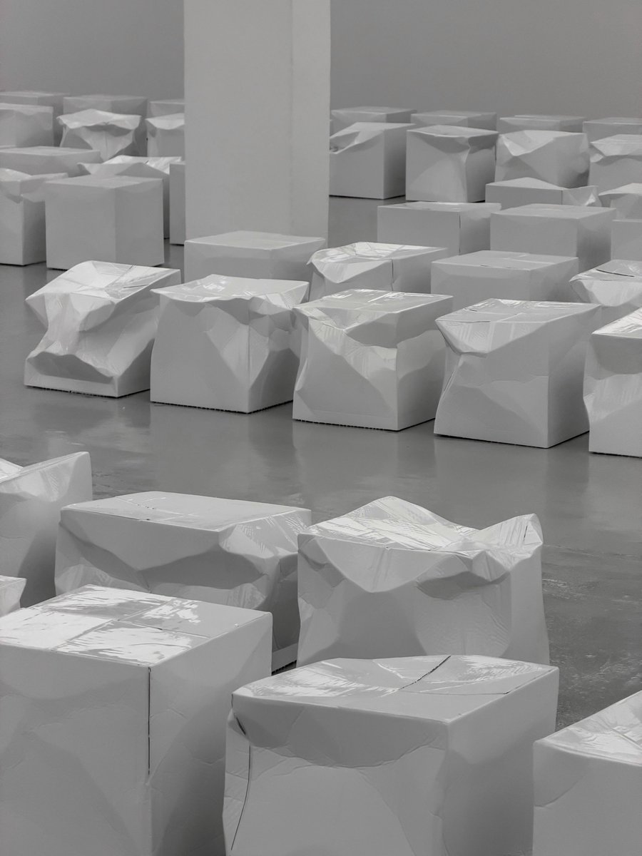 rebecamaccise's tweet photo. Los asientos para el desfile de Bottega Veneta SS27 fueron creados por el artista ucraniano Illya Goldman Gubin a partir de cajas de cartón blanco, resina y fibra de vidrio. Las solapas de las cajas fueron dobladas entre sí para imitar el famoso intrecciato de Bottega Veneta. https://t.co/AXXfwZKpdw