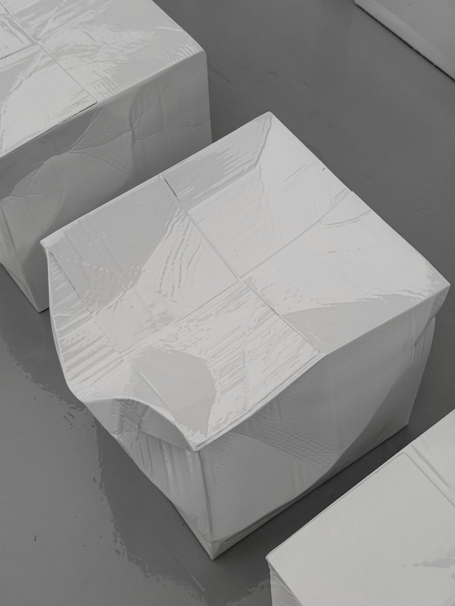 rebecamaccise's tweet photo. Los asientos para el desfile de Bottega Veneta SS27 fueron creados por el artista ucraniano Illya Goldman Gubin a partir de cajas de cartón blanco, resina y fibra de vidrio. Las solapas de las cajas fueron dobladas entre sí para imitar el famoso intrecciato de Bottega Veneta. https://t.co/AXXfwZKpdw