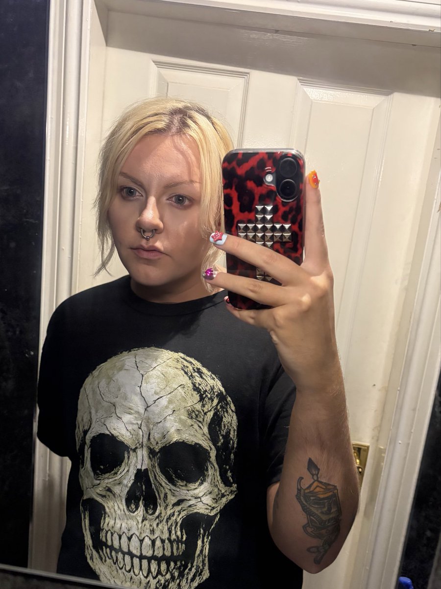 honeyvanitymp3's tweet photo. My make was so pretty after I got home in a way I’ll probably never be able to recreate SIGH https://t.co/veZRMAnLmt