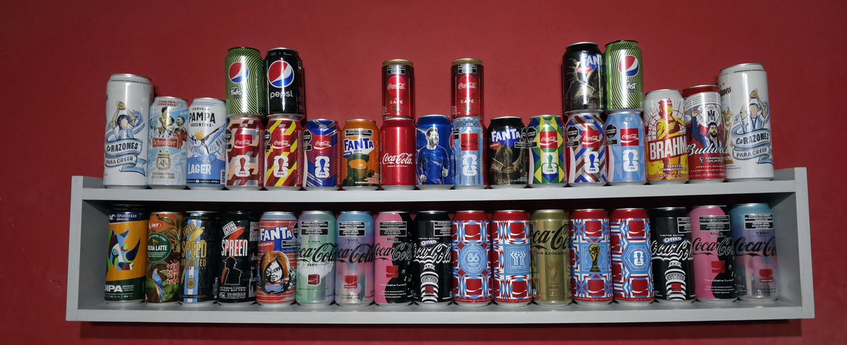 MattMatthewP's tweet photo. Me acuerdo que años atrás me burlé de un nene que tenía armas hecha con latas de monster y re que en mi pieza ahora tengo esto https://t.co/6VkqULH3o1