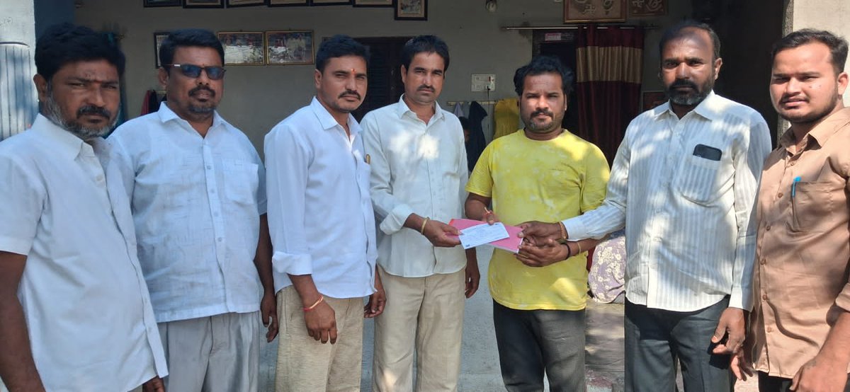 SarpanchNaik's tweet photo. *శ్రీ తుల్జా భవాని దేవాలయ నిర్మాణానికి విరాళం అందించిన* 
 *నేనావత్ శ్రీను నాయక్ గారు* 
 దేవరకొండ మండలంలోని జరుప్లతండ గ్రామపంచాయతీ లో నూతనంగా నిర్మిస్తున్న శ్రీ తుల్జా భవాని దేవాలయం కు విరాళం అందించిన శ్రీను నాయక్ గారు https://t.co/RZs7axCQVp