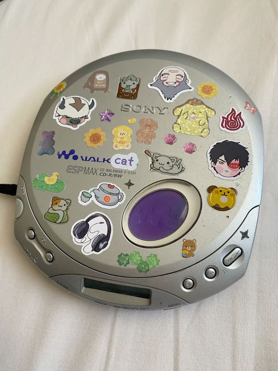 povjux's tweet photo. a geração spotify nunca saberá o que é comprar um CD-R virgem só pra gravar sua playlist no Nero KKKKK https://t.co/9VHbijQLEo