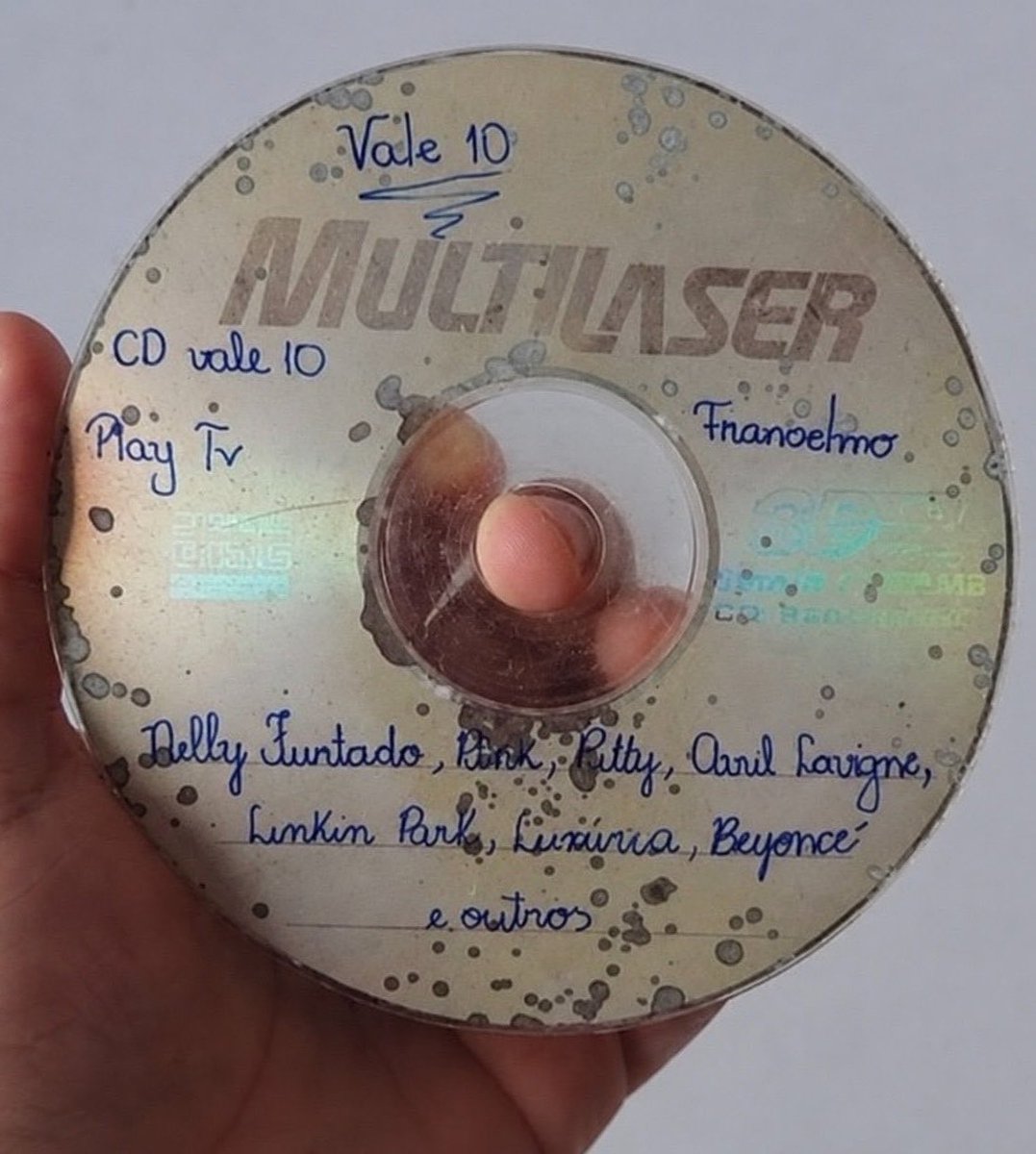 povjux's tweet photo. a geração spotify nunca saberá o que é comprar um CD-R virgem só pra gravar sua playlist no Nero KKKKK https://t.co/9VHbijQLEo