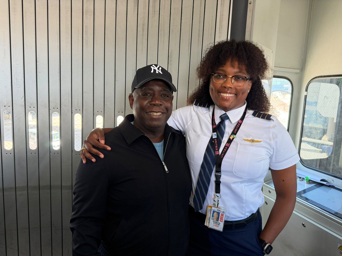 HonPhilipEDavis's tweet photo. The perfect way to end a busy week at UNGA.

Flown home by a Bahamian First Officer and a fellow Cat Islander. 

It’s a lovely reminder that Bahamians are making their mark in every space 🇧🇸 https://t.co/FFeTDMmBzg