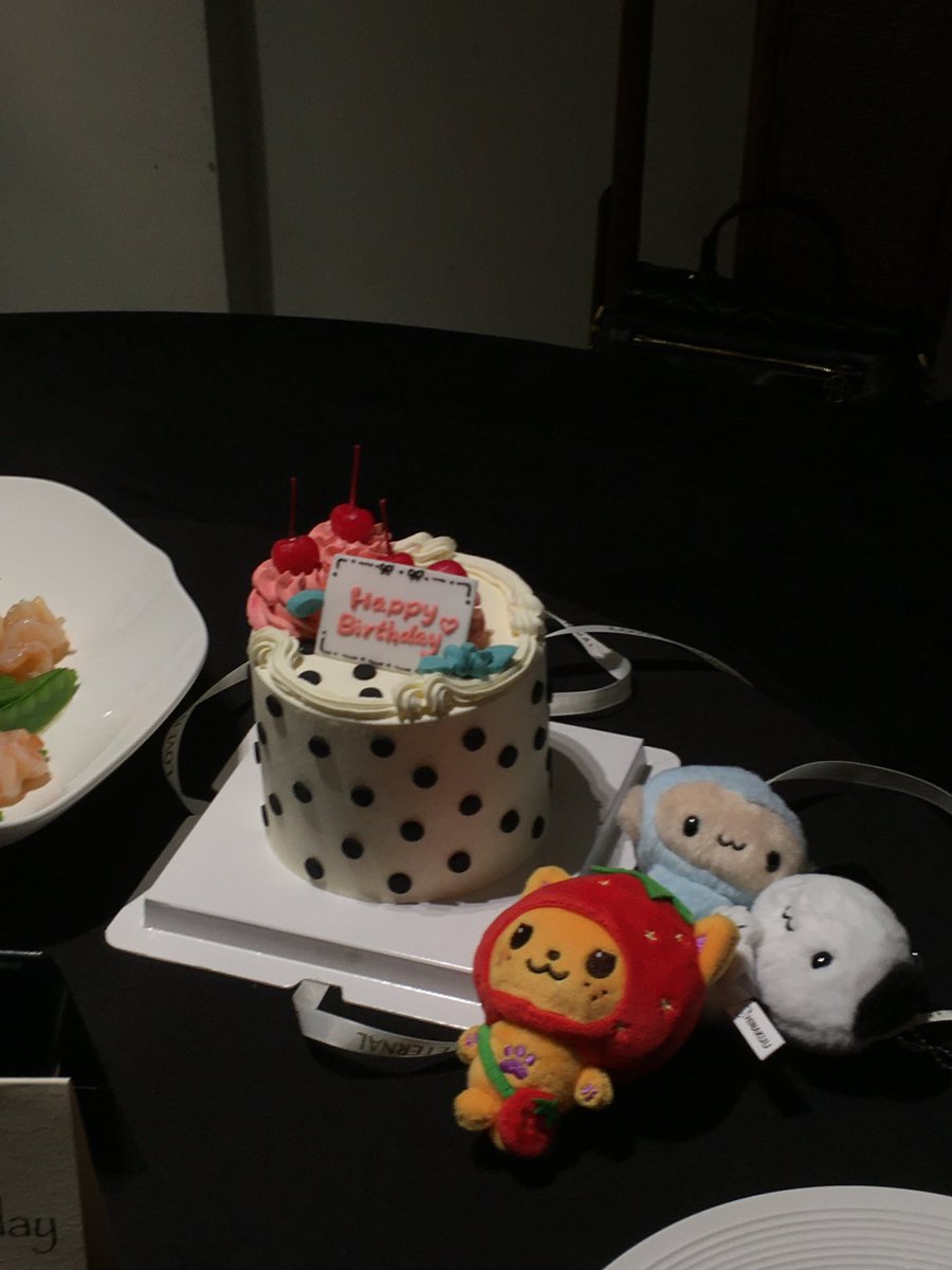 melooda_'s tweet photo. 给朋友过生日…吃饭前拍照先拍了40分钟 https://t.co/icI8Ny168B