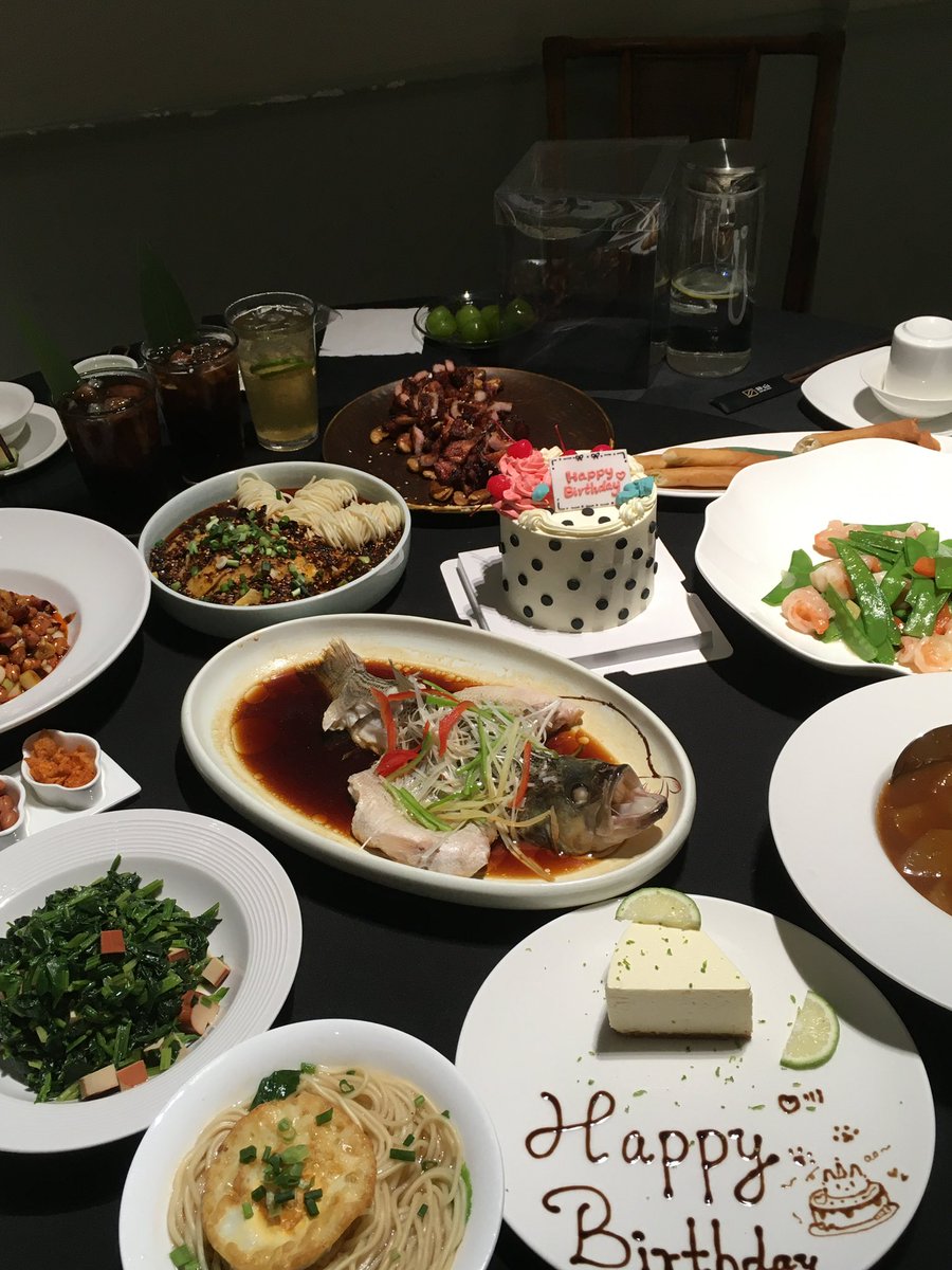 melooda_'s tweet photo. 给朋友过生日…吃饭前拍照先拍了40分钟 https://t.co/icI8Ny168B