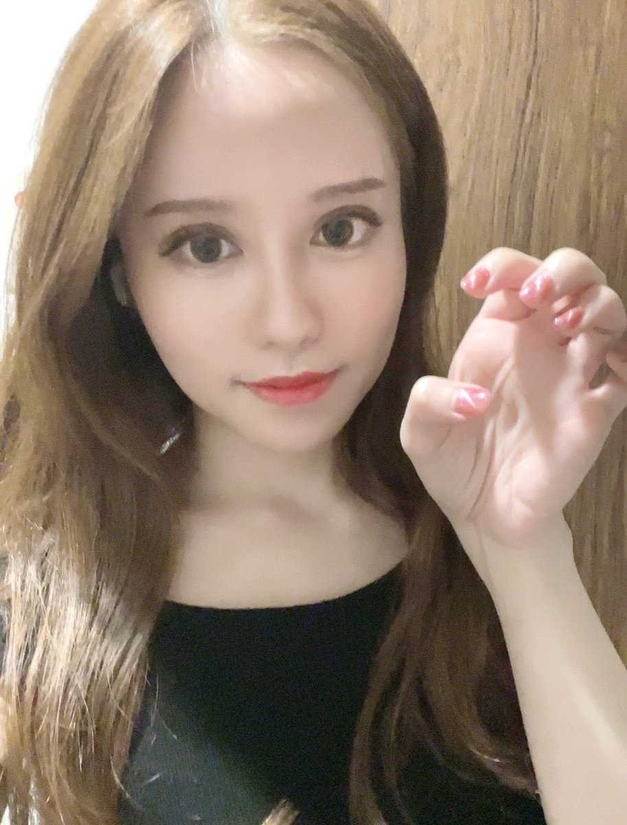 左の両顎前（4年前くらい）はよくハーフ？って聞かれてたのに（ハーフってよりニューハーフっぽいw）
最近してきた整形が真逆すぎてハーフ？って一切聞かれなくなった、、

あとやっぱこれ見ると額挙上の変化すごい。 https://t.co/G6FCOIrPGv