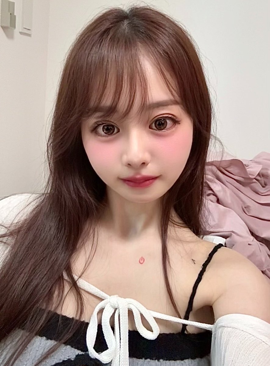 左の両顎前（4年前くらい）はよくハーフ？って聞かれてたのに（ハーフってよりニューハーフっぽいw）
最近してきた整形が真逆すぎてハーフ？って一切聞かれなくなった、、

あとやっぱこれ見ると額挙上の変化すごい。 https://t.co/G6FCOIrPGv