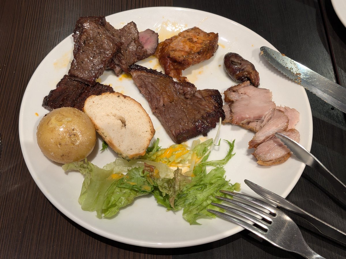 pee__piyo's tweet photo. 妻夫の誕生日に続き今日は結婚記念日ディナーでした🍴
（うちの記念日はこの3日間に集約されてるためお騒がせお許しを🙇‍♂️）
某第三世代のYouTubeで使われたお店のチェーンが近くにあったのでシュラスコってのを初めて食べました。
美味しかったです🥩
そして久々の太田胃散。
ありがとう。いい薬です😵 https://t.co/OwuXlcCMLw
