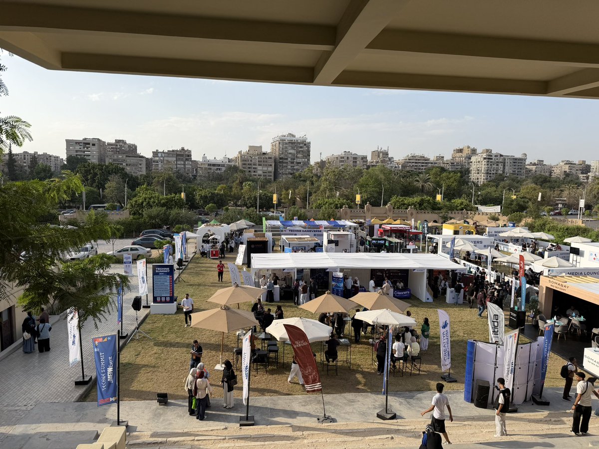 Hragy's tweet photo. البلكونة اللي كان بيقعد فيها البارون امبان مع ضيوفه لمشاهدة سباق الخيل! بس انا النهاردة شايف منها مستقبل مصر!
شباب عبقري غير حكومي يقدم تسويق الشركات الناشئة في مجال الذكاء الاصطناعي! 
منتجهم ينجح لجودته- بلا واسطة ، بلا باشا ولا معاليك!
عباقرة ،يا رب مايهاجروش!
#TechneSummit https://t.co/NrulLHErST