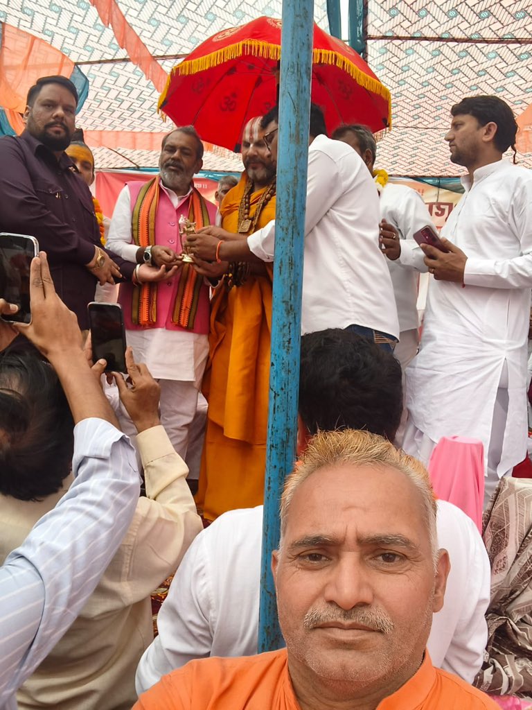 Nareshverma4bjp's tweet photo. आज बागपत के बझोड़ स्थित गांव में भगवान परशुराम वंशीय ब्राह्मण महासम्मेलन में रहना हुआ । जिसमे मुख्यअतिथि आदरणीय @sunilbharala जी का मार्गदर्शन प्राप्त हुआ । https://t.co/NzUW8DaAal