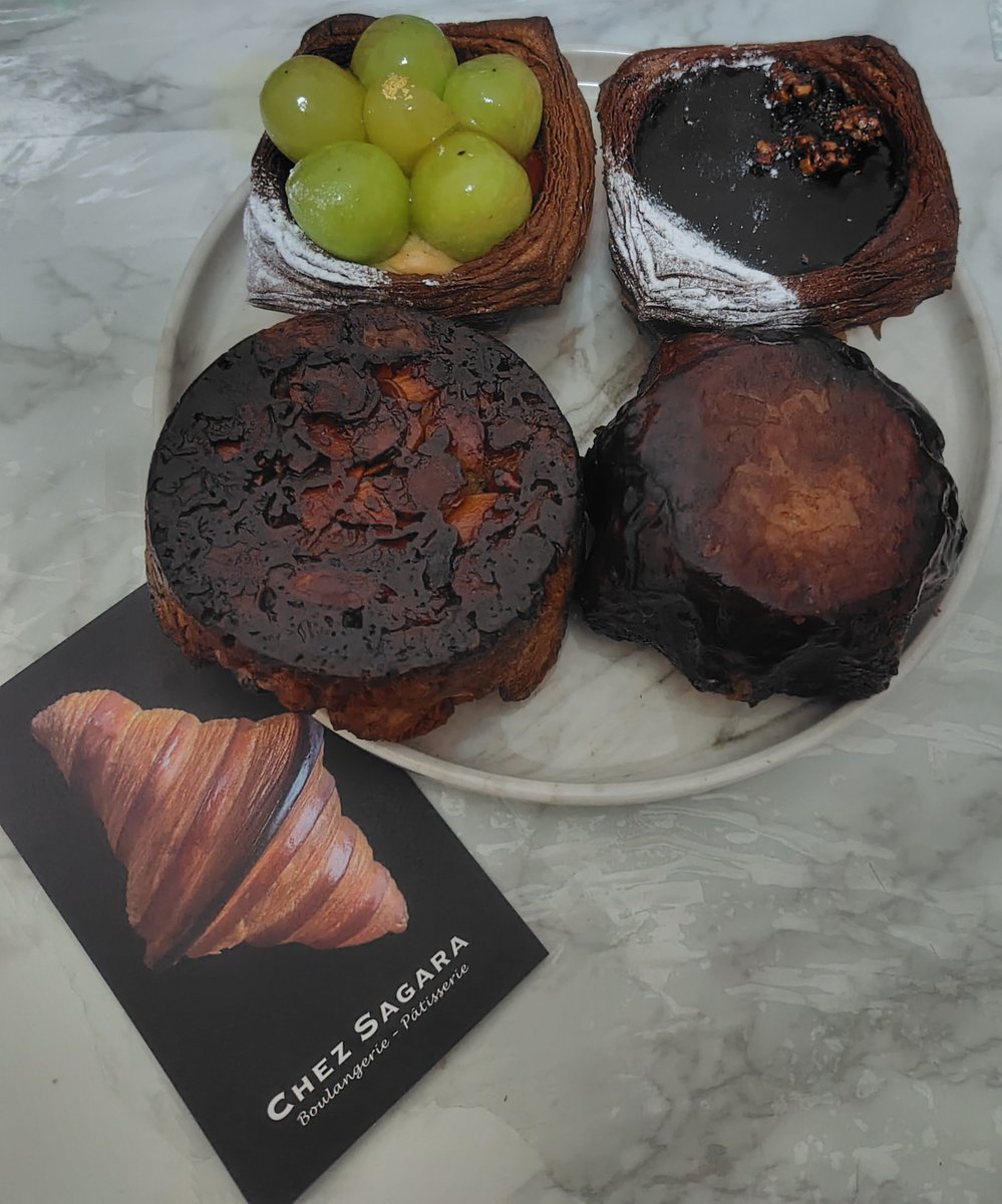 KCALBebyaM_Q's tweet photo. シェサガラさん購入品
デニッシュは皮1枚1枚がパリパリ軽やかで重たくない
デニッシュ生地も軽やかだからクイニーアマンみたいなキャラメリゼされてる方がより生地が締まって好きだった
右下のりんごは中にりんごのコンポートが入ってて美味しかった👍🏻 https://t.co/59QC6HtmPS
