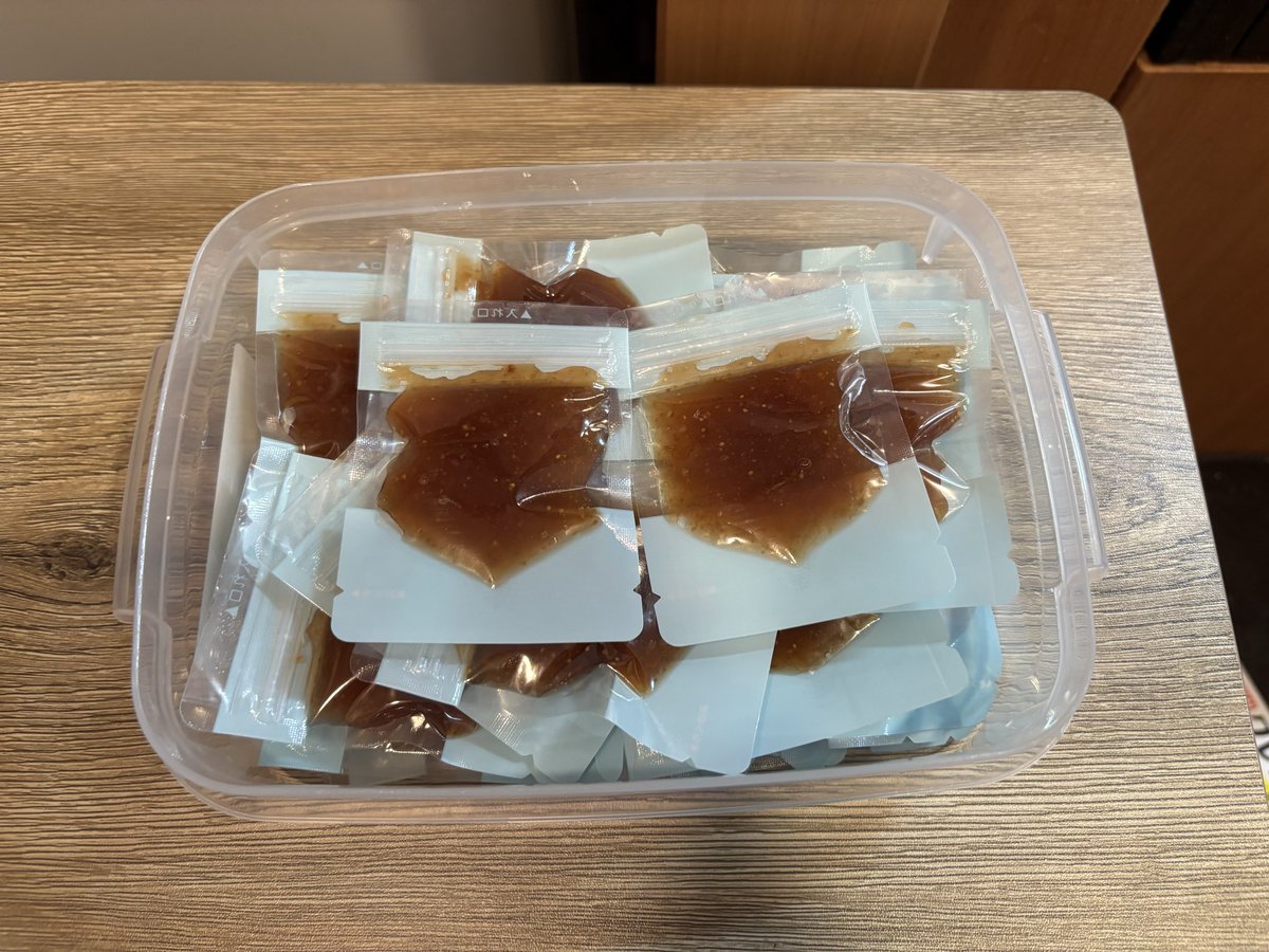 maun_moun's tweet photo. 先週作ったいちじくジャム、親戚周りに配ってたらすぐに無くなったので今週末も作った。ついでにセリアにあった調味料小分けパック使って、このまま冷凍保存して使う分だけ解凍するのが便利になった https://t.co/SeuIvMv5b1