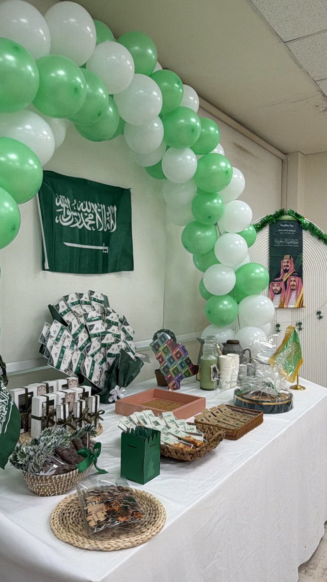 Lalwayswins1's tweet photo. من أجواء احتفالنا باليوم الوطني 🇸🇦 💚
لحظات جميلة تعبّر عن حب الوطن والاعتزاز به
٢٧ سبتمبر
#جامعة_الملك_عبدالعزيز
#EDVIA https://t.co/zp0aekJ8rB