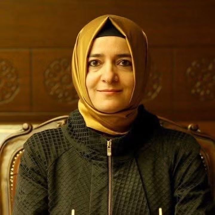 _yezdn_glsn3446's tweet photo. 📌Fatma Betül Sayan Kaya, Ak Parti Genel Başkan Yardımcılığı ve tüm görevlerinden ayrıldı.

İddianın üstünden 24 saat geçmeden "istifa mekanizması" harekete geçti.

En ufak şaibede mekanizma işler.

CHP'de ise "havluyla otelde yakalanan" kişi bile haftalarca ihraç edilememişti. https://t.co/ux1fL86ZK1