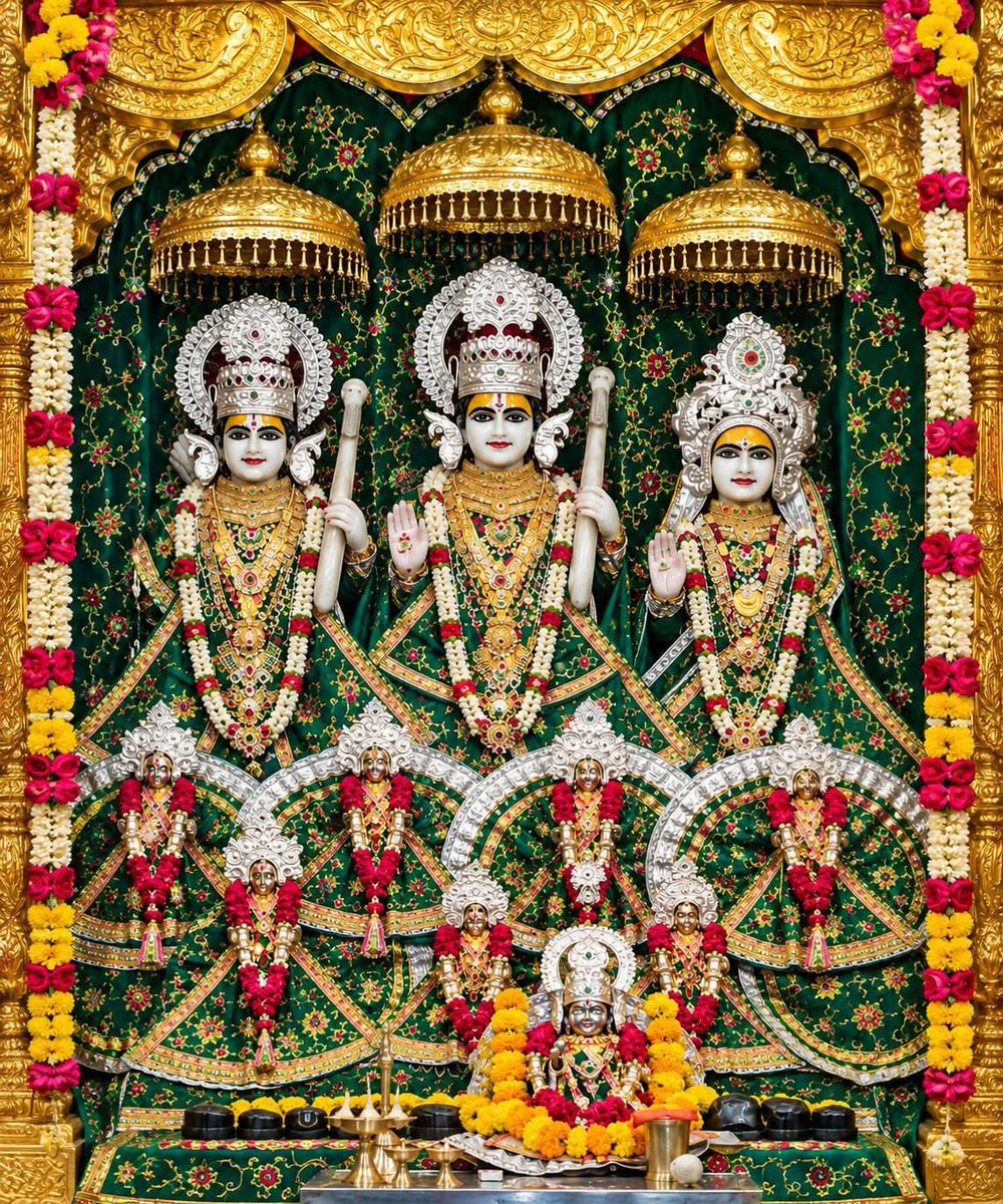 HiNdU05019434's tweet photo. 🦋 ⃝💗❀#ॐ_सीतारामभ्याम_नमः ❀ ⃝🦋 ⃝💗

श्री कामदगिरि मंदिर चित्रकूट में मौजूद प्रभु श्री राम 
मां सीता और अनुज लक्ष्मण के साथ
सुंदर अलौकिक दिव्य दर्शन ☀️ 

कित मुरली कित चन्द्रिका, कित गोपिन को साथ। 
अपने जन के कारने,  श्री कृष्ण  भये रघुनाथ.....॥

#जय_सिया_राम🌺🙏
1/3 https://t.co/pgXNgomw26