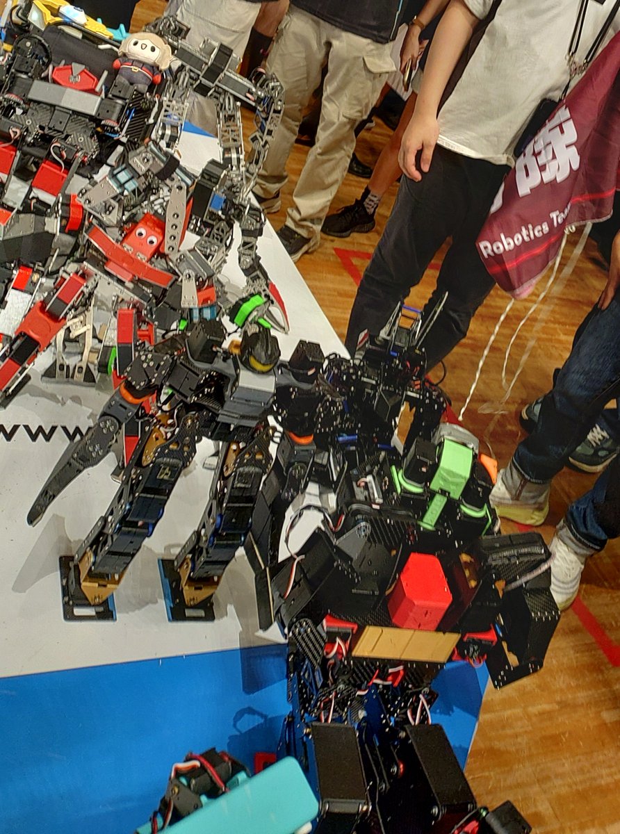 uNNtnbv2ZzZn9sM's tweet photo. #roboone
ROBO-ONEお疲れ様でした。
有志打ち上げ、2次会も満喫しました。
とりあえず、次の神戸or浜松のロボファイトまでに、今回のダメージ箇所の修理と、今回予定していた電飾の完成、攻撃モーションの改修、追加はしたいと思います。 https://t.co/RR2WdHcqOj