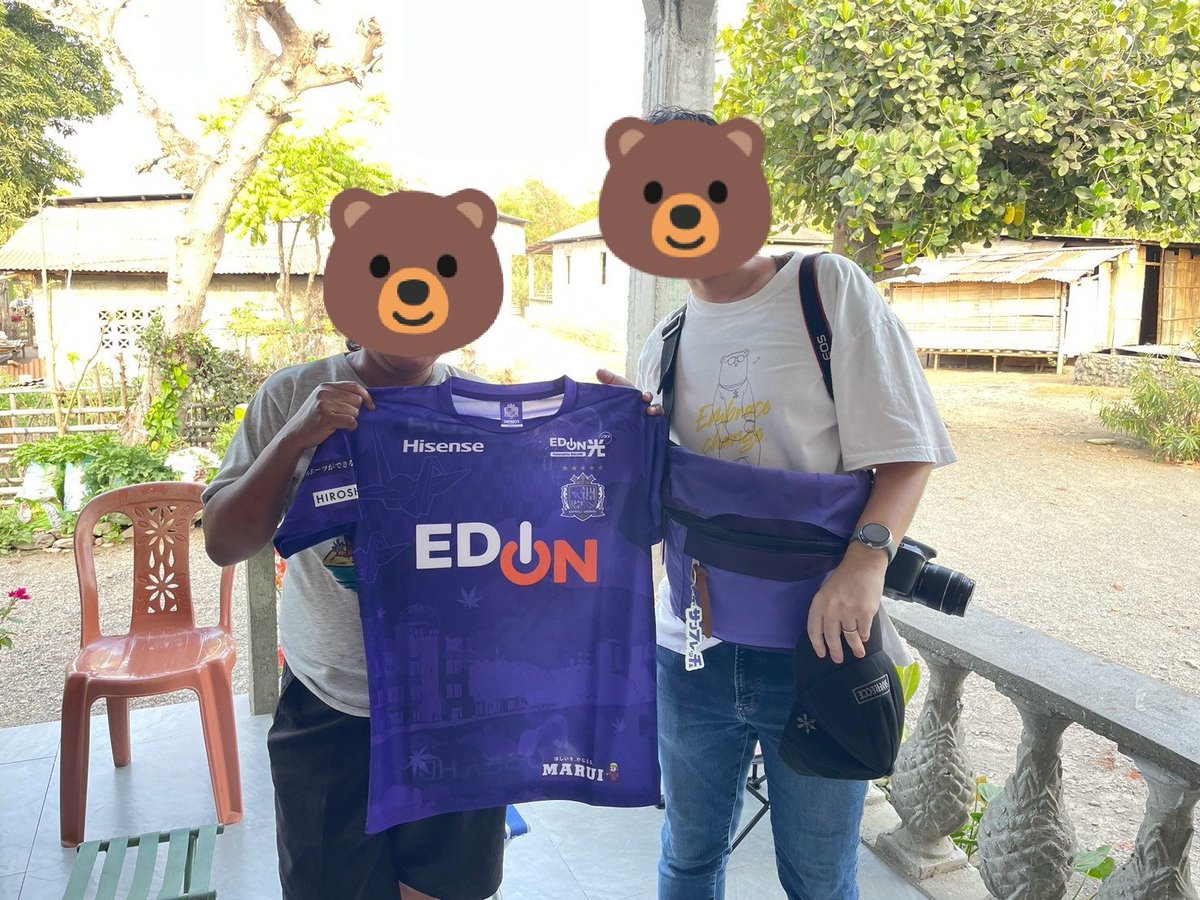 Northalps3190's tweet photo. 東ティモール🇹🇱から帰ってきました。

自己満足ですが、サンフレのシャツを現地の方にプレゼント

子どもたちに渡したかったけど3枚しか持ってなかったので、滞在中お世話になった3家族に贈呈。
将来のJリーガー、Weリーガーがこの国から出てくれれば。

#世界を紫に染めろ 
#jleague #sanfrecce https://t.co/nqxW4gj5eA