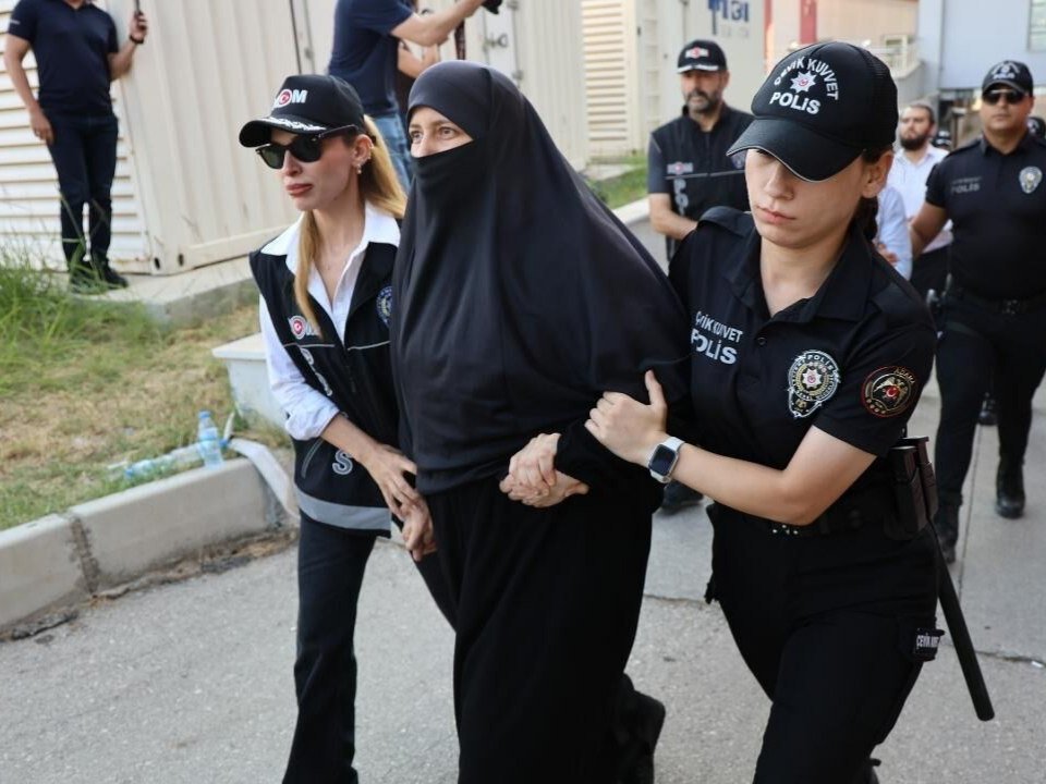 cesurhocav2's tweet photo. Yargı siyasetin köpeği olmuş!
Hükümetin yancıları el altından her türlü suçu işliyor hiç bir şey olmuyor!
Halkın refahı ve İslami eğitimi için gecesini gündüzüne katan bir Hocahanım ağır müebbet şartlarında cezaevinde kalıyor! https://t.co/Hoo7mAE3Dd