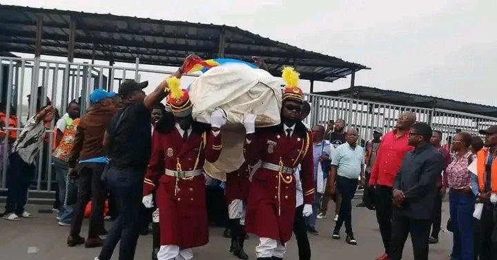JeanEkila's tweet photo. Et si l’on décorait Miguel, ce héros décédé pour la paix de la République, au même titre que nos Léopards et Fally Ipupa ?

Normalement, avant de l’enterrer, il fallait que la dépouille du cycliste Miguel soit accompagnée d’une enquête bien déterminée afin d’établir les responsabilités et de permettre l’organisation de ses obsèques.

Cela permettrait à sa famille de se dire que son fils a mené un combat noble, reconnu et considéré à sa juste valeur.