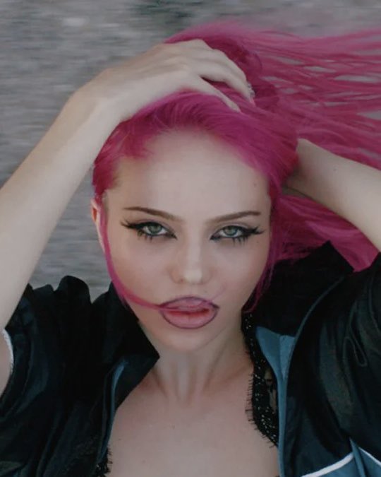 ChartUpdate_'s tweet photo. Top 10 Songs on the Spotify Global Daily Chart (Sept. 26)

1. KAROL G, Judeline, rusowsky — BbY WOW (6.21M) +4 
2. Taylor Swift — Patient Zero (5.54M) -1
3. Taylor Swift — Cleveland! (3.71M) -1
4. ADÉLA — Nicole Kidman (3.65M) +2
5. Taylor Swift — Babylon (3.46M) -1
6. Taylor Swift — Pink Clouding (3.39M) -3
7. ADÉLA — Ain’t In LA (3.38M) +1
8. Malcolm Todd — Earrings (3.37M) +1
9. Justin Bieber & Nicki Minaj — Beauty And A Beat (3.19M) +1
10. Olivia Rodrigo — the cure (3.09M) +2