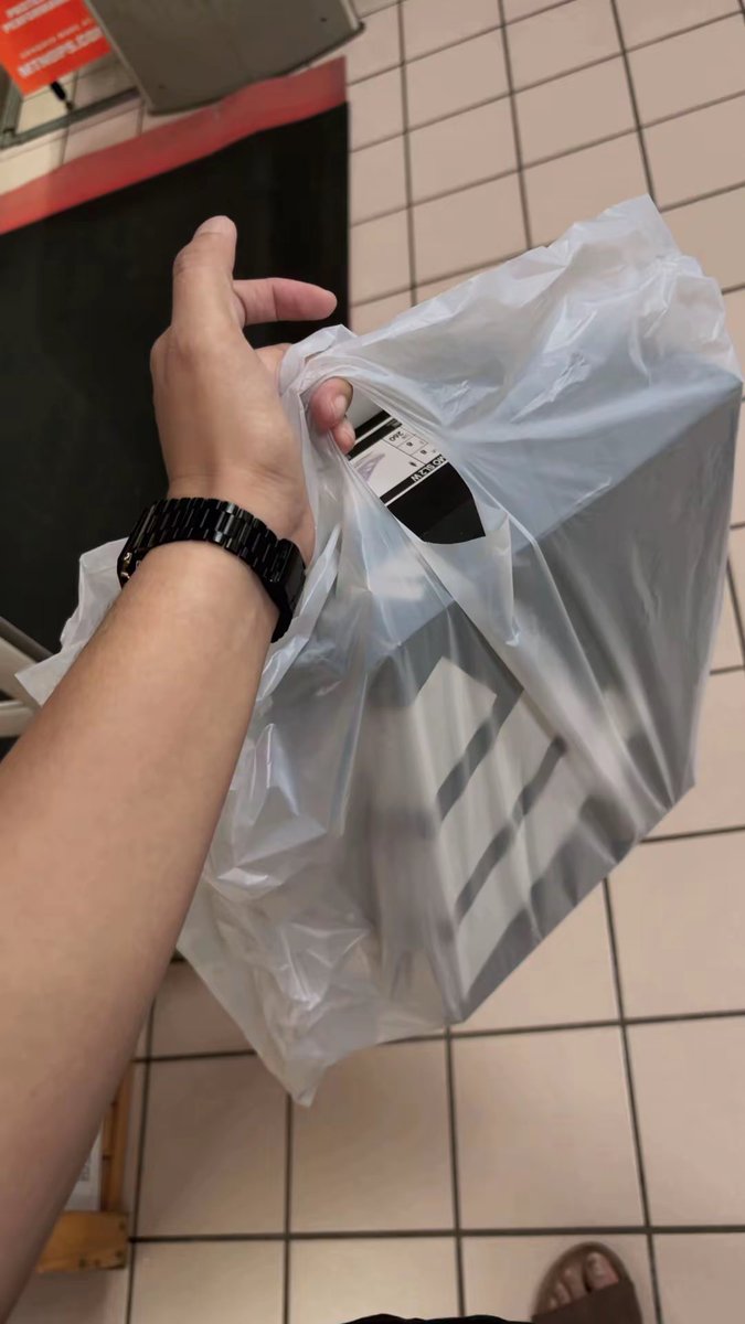 Mrstllgrn13's tweet photo. Got my new pair of running 👟🥹 takbong takbo na ko ulit hehehehe 

ps: napapayag ko rin sarili ko, self naman kasi bat ang damot natin sa sarili natin. https://t.co/38YqMMSnwa