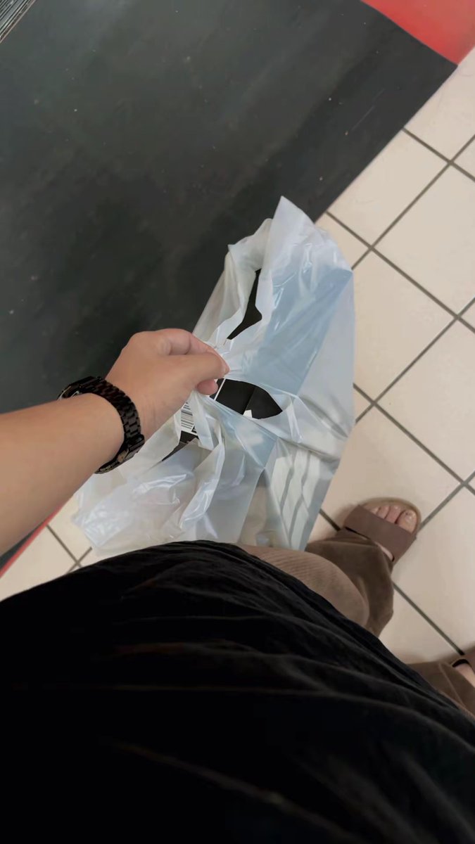 Mrstllgrn13's tweet photo. Got my new pair of running 👟🥹 takbong takbo na ko ulit hehehehe 

ps: napapayag ko rin sarili ko, self naman kasi bat ang damot natin sa sarili natin. https://t.co/38YqMMSnwa