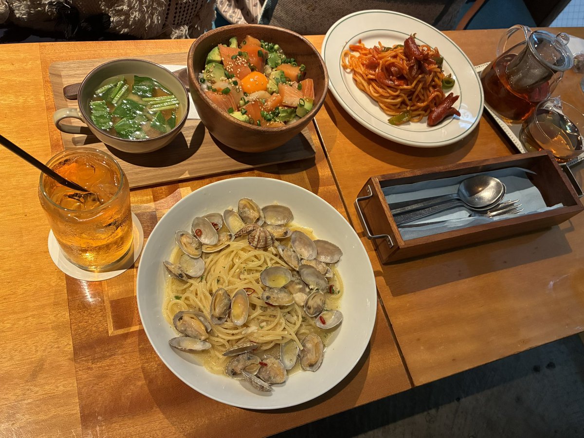 RitterEMBLEM's tweet photo. 夜はファイアーエムブレム方面の仲良い方々と夜カフェに行ってました🌃
1軒目で美味しい晩ご飯を食べて、2軒目で甘いものを満喫してきましたね🍽️🥮🍹
どっちのカフェも落ち着いた雰囲気が素敵で、居心地最高でした☺️✨
ご一緒して下さった方々ありがとうございました🙏 https://t.co/H8SWTXglZS