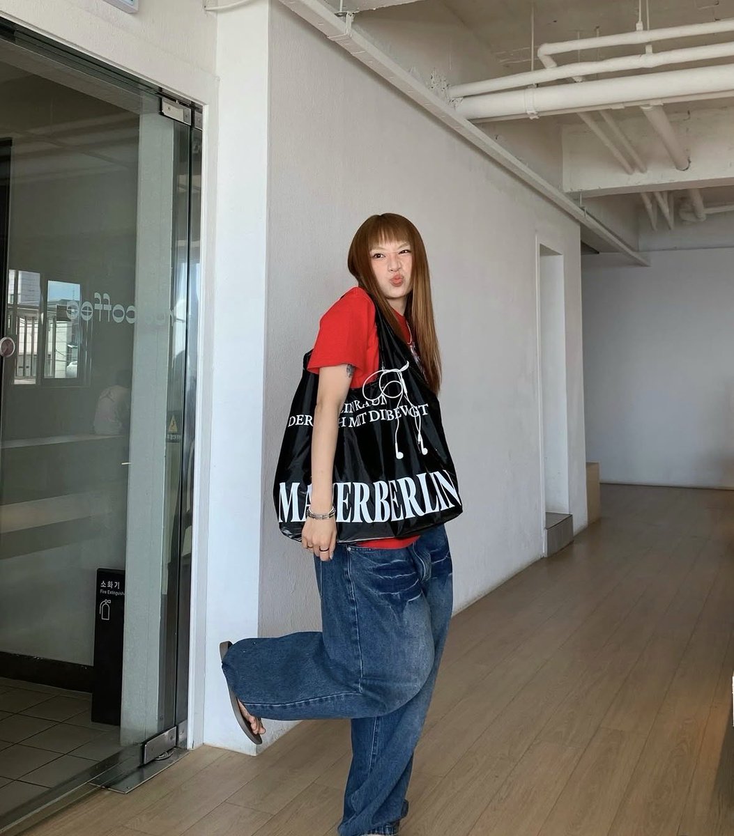 mauerberlin_'s tweet photo. I recommend this peddler bag for its excellent storage capacity !

MAUER BERLIN MIT BAG - BLACK https://t.co/gVVFV2UYKA