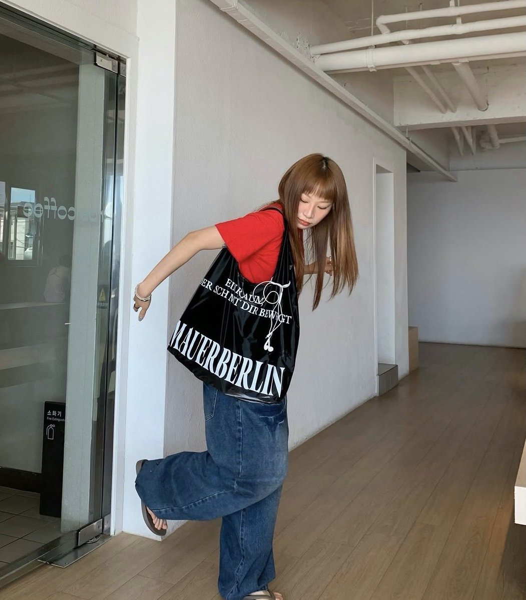 mauerberlin_'s tweet photo. I recommend this peddler bag for its excellent storage capacity !

MAUER BERLIN MIT BAG - BLACK https://t.co/gVVFV2UYKA