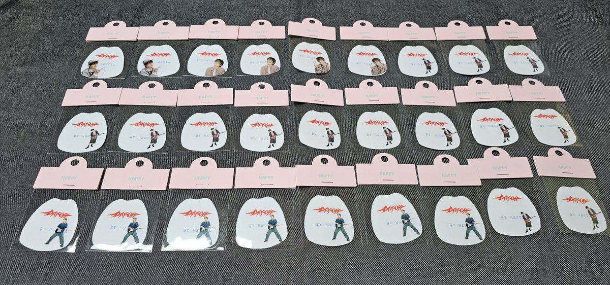 Hestia_D112's tweet photo. 나눔) LIGHT STRAP KEYRING ✨️
됴콘 [DAY OFF] 드코 맞춤 🩵❤️💚
꾸꾸 투명 필름 (6종 중 랜덤)

나눔준비한 오티가 배송이 확실치 않아 😭 다시 준비

따로 시간이나 장소는 정하지 않고
뵙게 되거나 좌석 주변 분들께 나눔예정입니다 ~

#도경수 #DOHKYUNGSOO
#DAY_OFF
#도경수콘서트
#데이오프 https://t.co/mMBHyt9ryQ