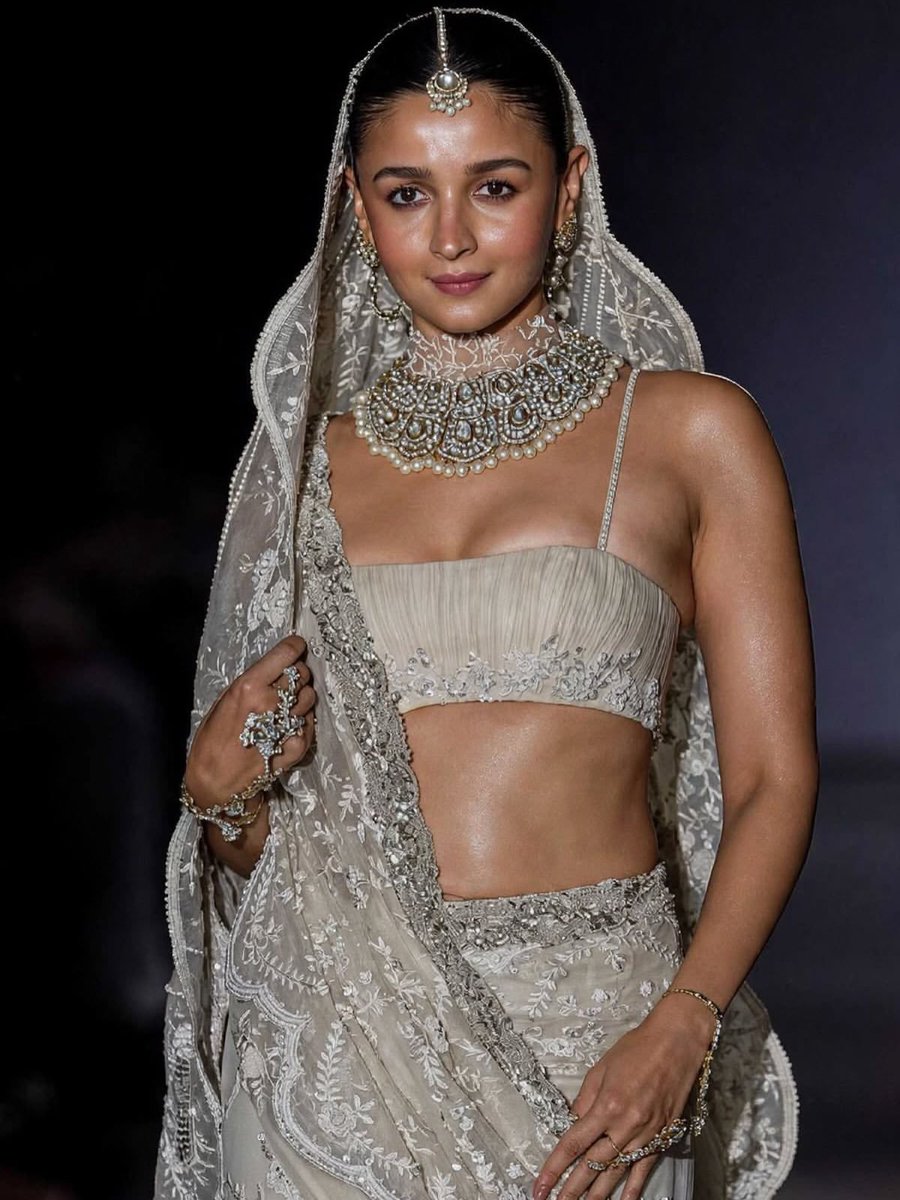 CinemaStar_'s tweet photo. Gorgeous Alia Bhatt 📸😍❤️

#AliaBhatt #Ramayana #LoveAndWar https://t.co/aUaqBK2ysB