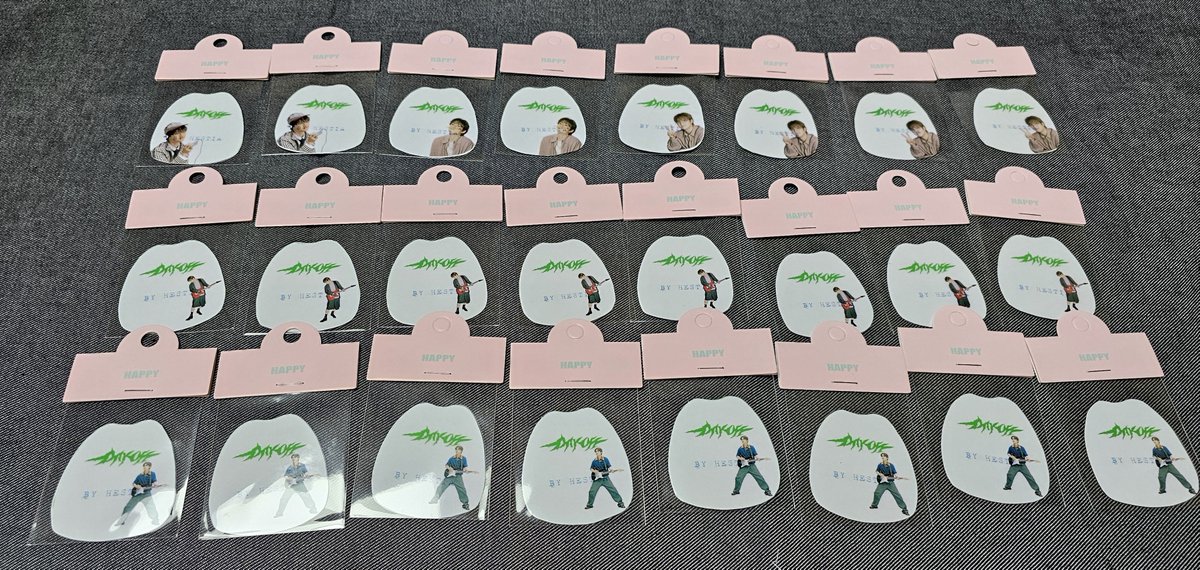 Hestia_D112's tweet photo. 나눔) LIGHT STRAP KEYRING ✨️
됴콘 [DAY OFF] 드코 맞춤 🩵❤️💚
꾸꾸 투명 필름 (6종 중 랜덤)

나눔준비한 오티가 배송이 확실치 않아 😭 다시 준비

따로 시간이나 장소는 정하지 않고
뵙게 되거나 좌석 주변 분들께 나눔예정입니다 ~

#도경수 #DOHKYUNGSOO
#DAY_OFF
#도경수콘서트
#데이오프 https://t.co/mMBHyt9ryQ