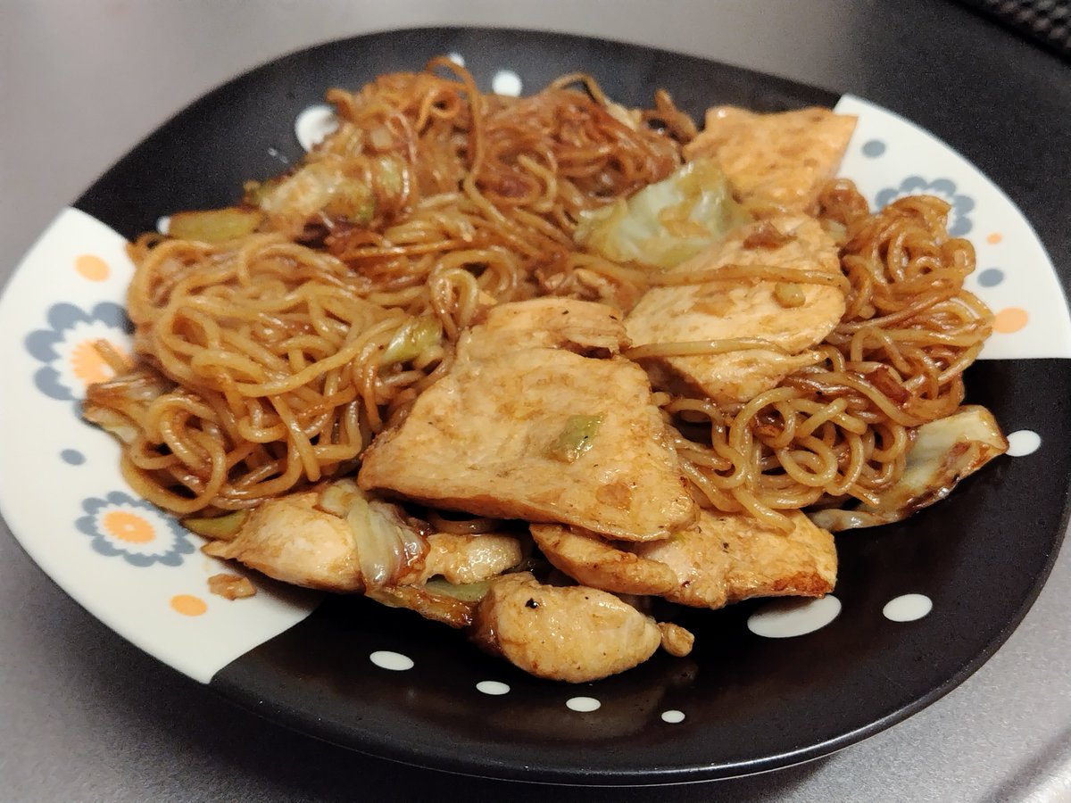 Kuki_Kakeru_'s tweet photo. 【とある雪民の生活：264日目】
朝：タラコパスタ、ミニトマト
昼：焼きそば
夜：いなり寿司、豚汁もどき
計 1957kcal 運動込み
間食：プロテイン
運動：ランジ、腕立て、クランチ各50回×2セット、プランク1分×2セット
せめて300日になるまでは続けたい😵‍💫 https://t.co/FCV8NeOD7h
