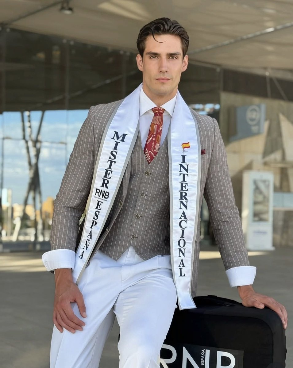 uncafeconchris's tweet photo. Ignacio “Nacho” Monclús, #MisterRNBEspaña, luciendo la banda oficial y un elegante traje de chaqueta a rayas, momentos antes de partir hacia Tailandia para competir en #MisterInternational2026. 🇪🇸✈️🇹🇭
#IgnacioMonclus #NachoMonclus #MisterSpain #UnCafeConChris https://t.co/5SExBHc5kO