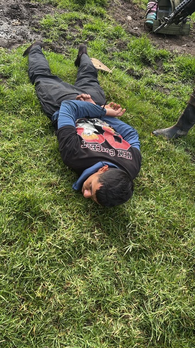 ABDELAESPRIELLA's tweet photo. ¡Importante resultado!

Hace pocos minutos, en la vereda El Cadillo, en Tello (Huila), una operación del Ejército Nacional, la Policía y la Fuerza Aérea golpeó a la Segunda Marquetalia de Iván Márquez. Alias “Robinson Gutiérrez”, cabecilla político y financiero de la estructura Teófilo Forero Castro, fue dado de baja. Este criminal está implicado en el asesinato de Miguel Uribe Turbay. No dejaré de exigir que se establezca toda la verdad sobre ese crimen.

Robinson dirigía extorsiones y amenazas contra campesinos, el reclutamiento de menores y acciones terroristas contra la población civil y la Fuerza Pública en Huila y Caquetá. Tres integrantes más fueron capturados.

Este es un resultado preliminar. Ampliaré la información una vez concluya la verificación.

¡Firme por la Patria!

¡Que viva Cristo Rey!

(A.D.L.E) 🇨🇴 🐅