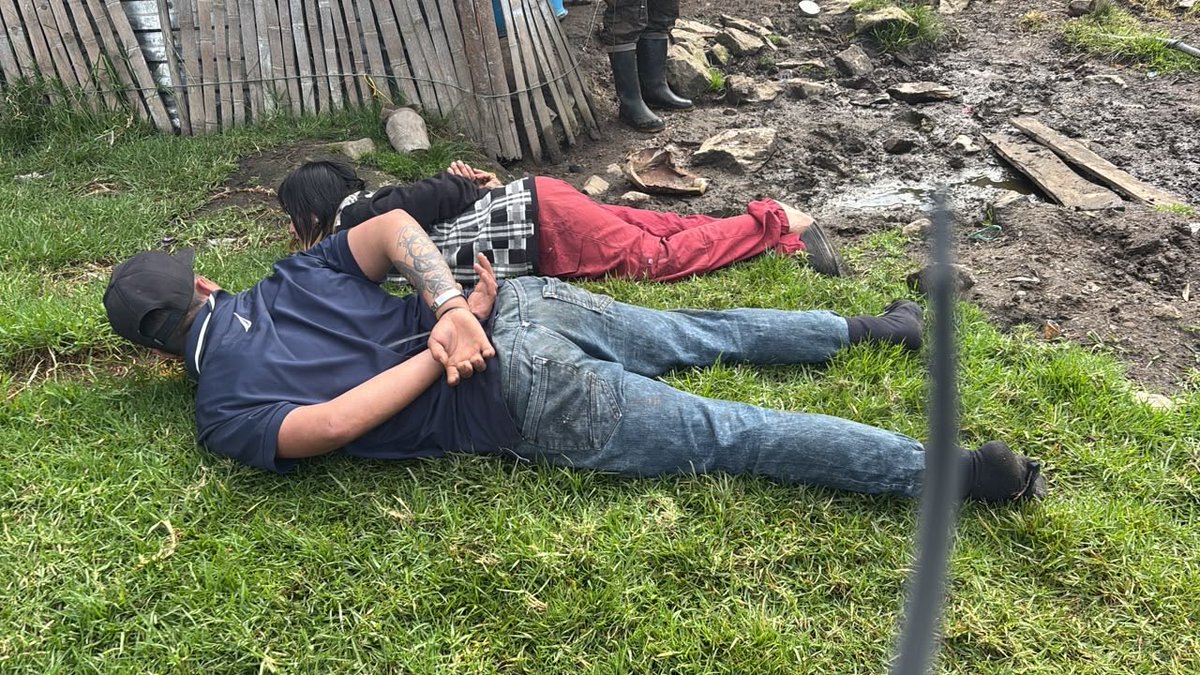 ABDELAESPRIELLA's tweet photo. ¡Importante resultado!

Hace pocos minutos, en la vereda El Cadillo, en Tello (Huila), una operación del Ejército Nacional, la Policía y la Fuerza Aérea golpeó a la Segunda Marquetalia de Iván Márquez. Alias “Robinson Gutiérrez”, cabecilla político y financiero de la estructura Teófilo Forero Castro, fue dado de baja. Este criminal está implicado en el asesinato de Miguel Uribe Turbay. No dejaré de exigir que se establezca toda la verdad sobre ese crimen.

Robinson dirigía extorsiones y amenazas contra campesinos, el reclutamiento de menores y acciones terroristas contra la población civil y la Fuerza Pública en Huila y Caquetá. Tres integrantes más fueron capturados.

Este es un resultado preliminar. Ampliaré la información una vez concluya la verificación.

¡Firme por la Patria!

¡Que viva Cristo Rey!

(A.D.L.E) 🇨🇴 🐅