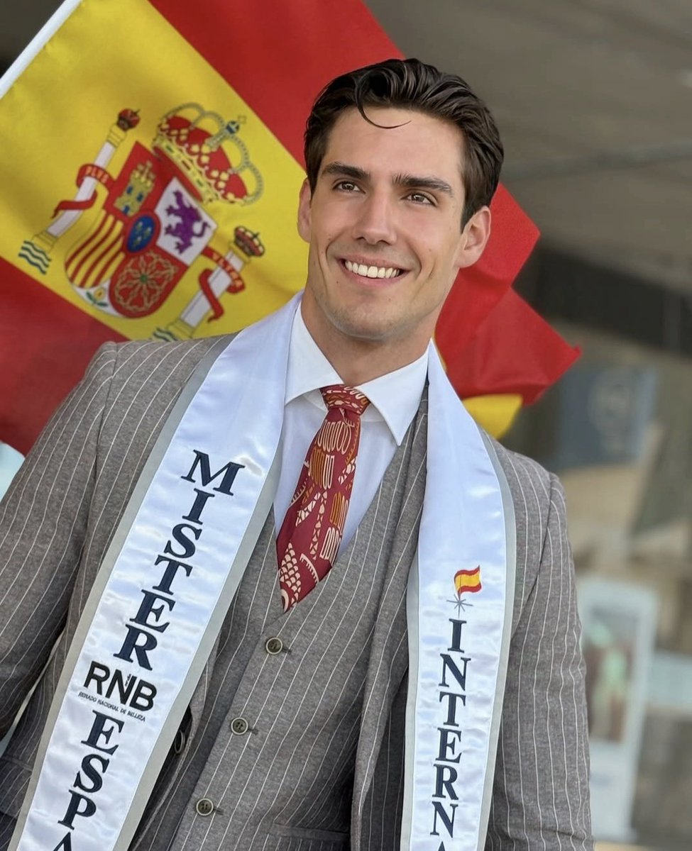 uncafeconchris's tweet photo. Ignacio “Nacho” Monclús, #MisterRNBEspaña, luciendo la banda oficial y un elegante traje de chaqueta a rayas, momentos antes de partir hacia Tailandia para competir en #MisterInternational2026. 🇪🇸✈️🇹🇭
#IgnacioMonclus #NachoMonclus #MisterSpain #UnCafeConChris https://t.co/5SExBHc5kO