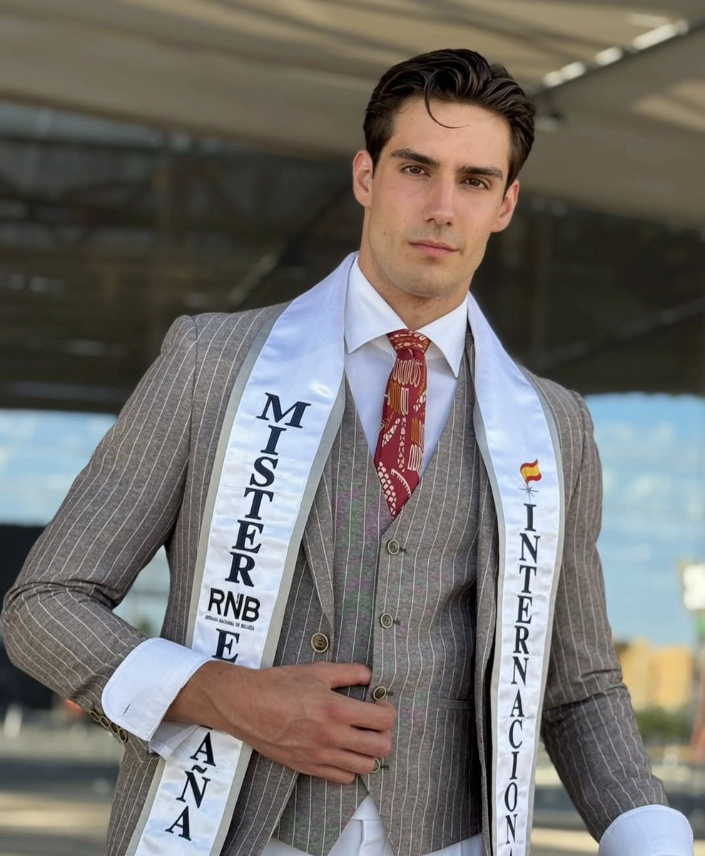 uncafeconchris's tweet photo. Ignacio “Nacho” Monclús, #MisterRNBEspaña, luciendo la banda oficial y un elegante traje de chaqueta a rayas, momentos antes de partir hacia Tailandia para competir en #MisterInternational2026. 🇪🇸✈️🇹🇭
#IgnacioMonclus #NachoMonclus #MisterSpain #UnCafeConChris https://t.co/5SExBHc5kO