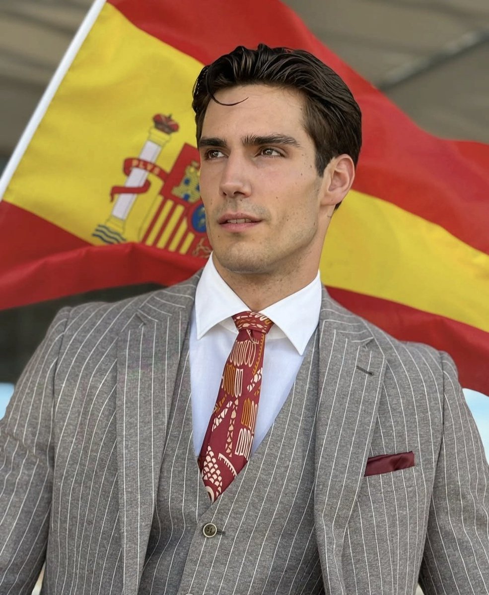 uncafeconchris's tweet photo. Ignacio “Nacho” Monclús, #MisterRNBEspaña, luciendo la banda oficial y un elegante traje de chaqueta a rayas, momentos antes de partir hacia Tailandia para competir en #MisterInternational2026. 🇪🇸✈️🇹🇭
#IgnacioMonclus #NachoMonclus #MisterSpain #UnCafeConChris https://t.co/5SExBHc5kO