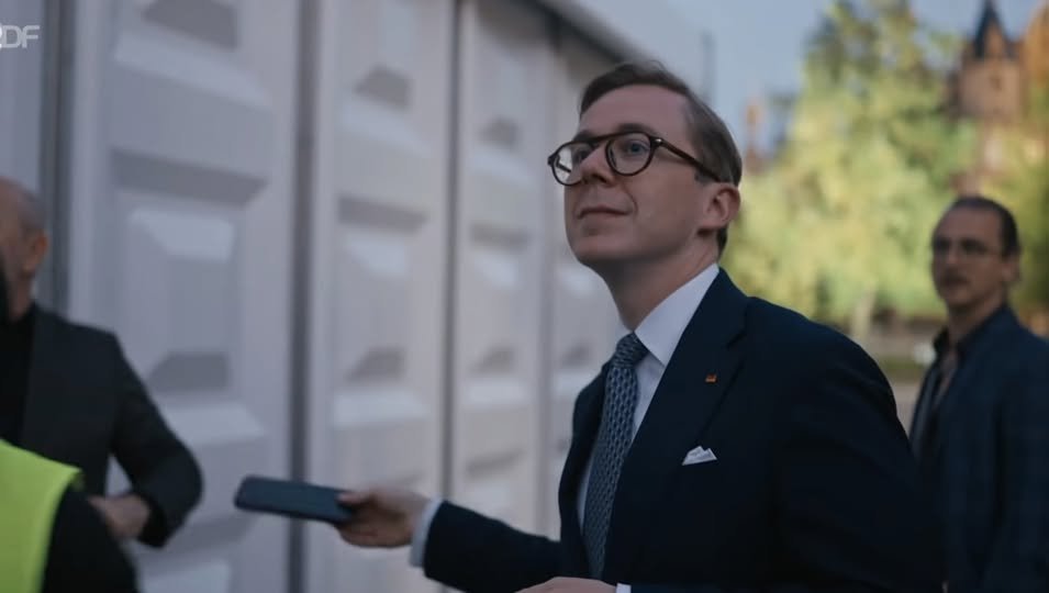 BJilge's tweet photo. Im Übrigen glaube ich, dass ALL DIESE GESTALTEN absichtlich INSTALLIERT wurden, um uns zu PROVOZIEREN ☝️😉☝️Die Handbewegung, wenn er sein Handy seinem Lakaien übergibt, sagt alles über diesen kleinen Möchtegernprinzen aus! https://t.co/Nynb3u9qh0
