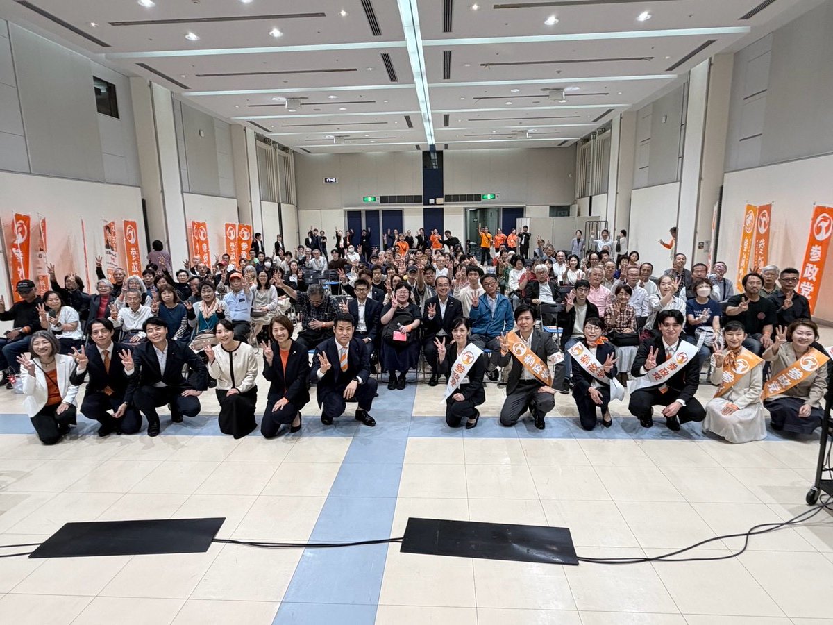 yano_keita's tweet photo. 本日は京急蒲田駅前で街頭演説、その後はタウンミーティングへ。

私からは、渋谷区・大田区の街を支える中小企業が、いかに大切で、いまどれだけ厳しい状況にあるのかをお話ししました。

ナフサ不足などで仕入れ価格は上がる。
でも、川下の中小企業ほど価格転嫁は難しい。

工務店、町工場、塗装業など、
地域を支える事業者から厳しい声が上がっています。

日本企業の99.7％は中小企業。雇用全体の約7割を占めます。

だからこそ今日は、
「なぜ【消費税減税】が【中小企業支援策】として繋がるのか！？」
という話ししました‼️

ご参加いただいた皆さま、ありがとうございました！