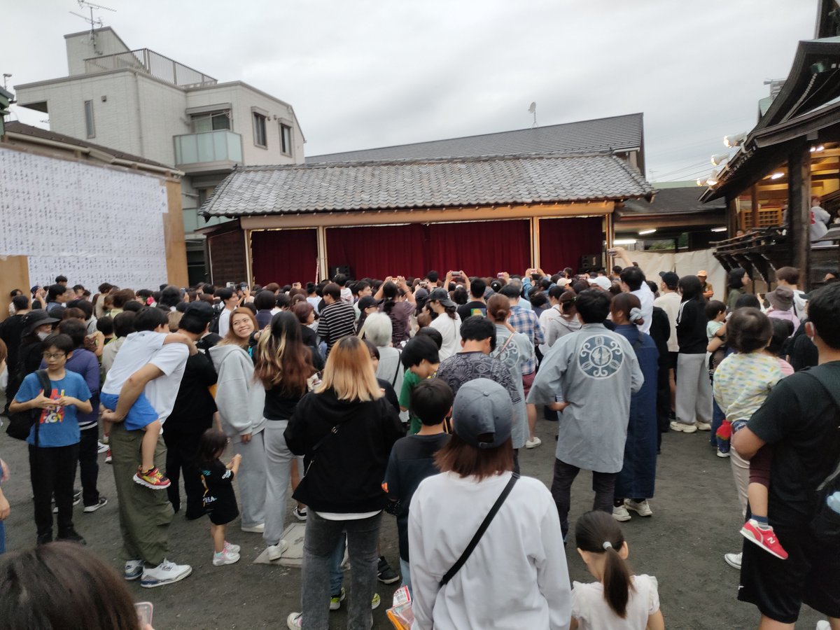 yuto3955's tweet photo. 本日も主催の津田文彦音楽事務所からのお仕事で小倉神社でスタッフとして働いてきました！

モナキさんの素晴らしいスター性、他にも毎年出てる松本あゆみさんや素晴らしい歌手の皆様の歌が生で聴けたし、最後の故郷わかれも味があって最高でした！

毎年、貴重な一日、感謝しております！ https://t.co/GYvlBpzVlF