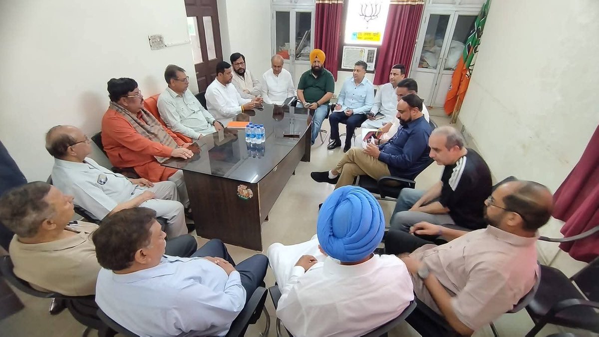 OfficeOfDrSP's tweet photo. आज मा० @DrSatishPoonia जी ने पंजाब के अमृतसर में भाजपा जिला टीम के साथ बैठक कर ‘नशा मुक्त पंजाब यात्रा’ सहित विभिन्न संगठनात्मक विषयों पर चर्चा की। https://t.co/y3XnXll5Nb