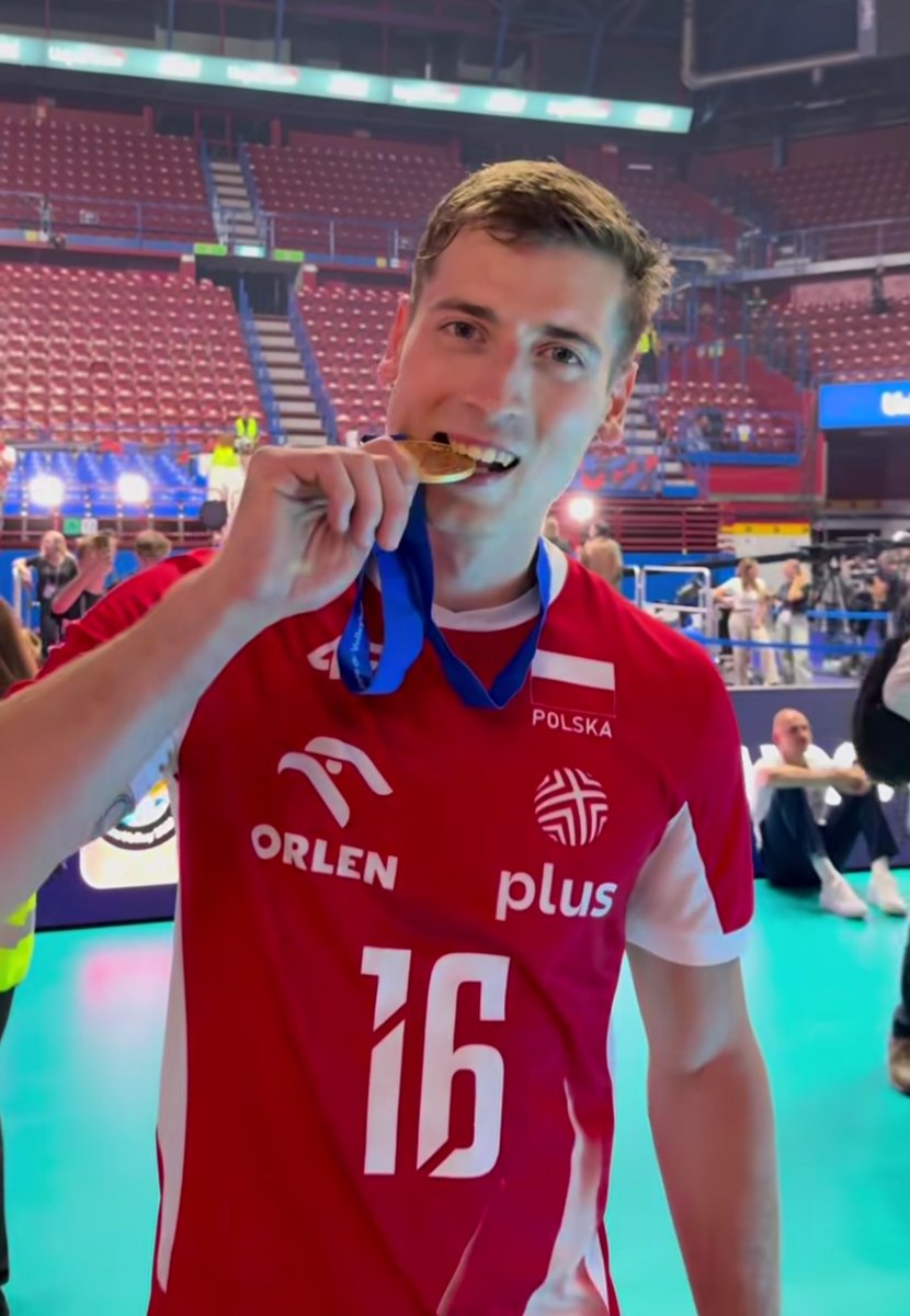 Radko_00's tweet photo. Kamil Semeniuk jak zawsze na wysokim poziomie! 🔥
Niezależnie od tego, kiedy pojawiał się na boisku, dawał drużynie ogromną jakość. Kapitalne wejścia, ważne punkty i pewność w najważniejszych momentach. Kolejny bardzo dobry sezon Kamila! 🇵🇱❤️
📸 CEV, IG
#gangłysego #EuroVolleyM https://t.co/f6qNV1iN0x