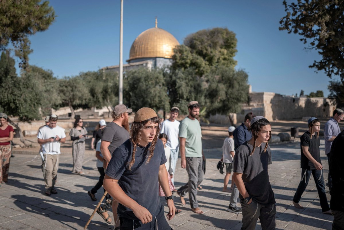 AJEnglish's tweet photo. 1,143 Israeli settlers entered the Al-Aqsa Mosque complex, storming the courtyard of the holy site under protection of Israeli soldiers, reports the Jerusalem governorate. 

🔴 LIVE updates: https://t.co/3wmSBiCWTw https://t.co/JBGOWSqIHK