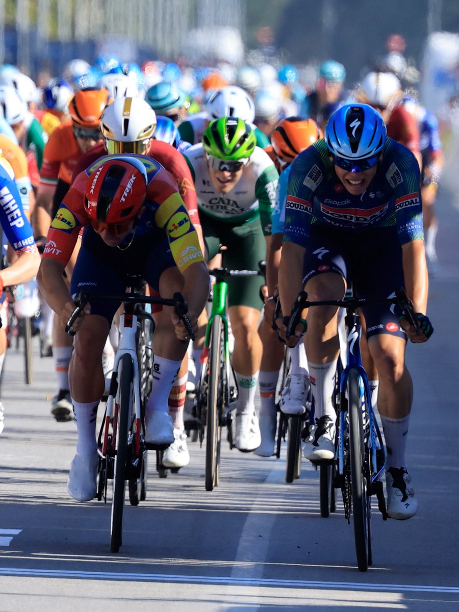 CajaRural_RGA's tweet photo. 🇭🇷✅ La #CROrace bajó el telón con un nuevo top-10 de @sergidardergari, décimo en el sprint por las calles de Zagreb. 

📸 @SprintCycling / CJR
#Súmatealverde 💚 https://t.co/POzG9VYOap