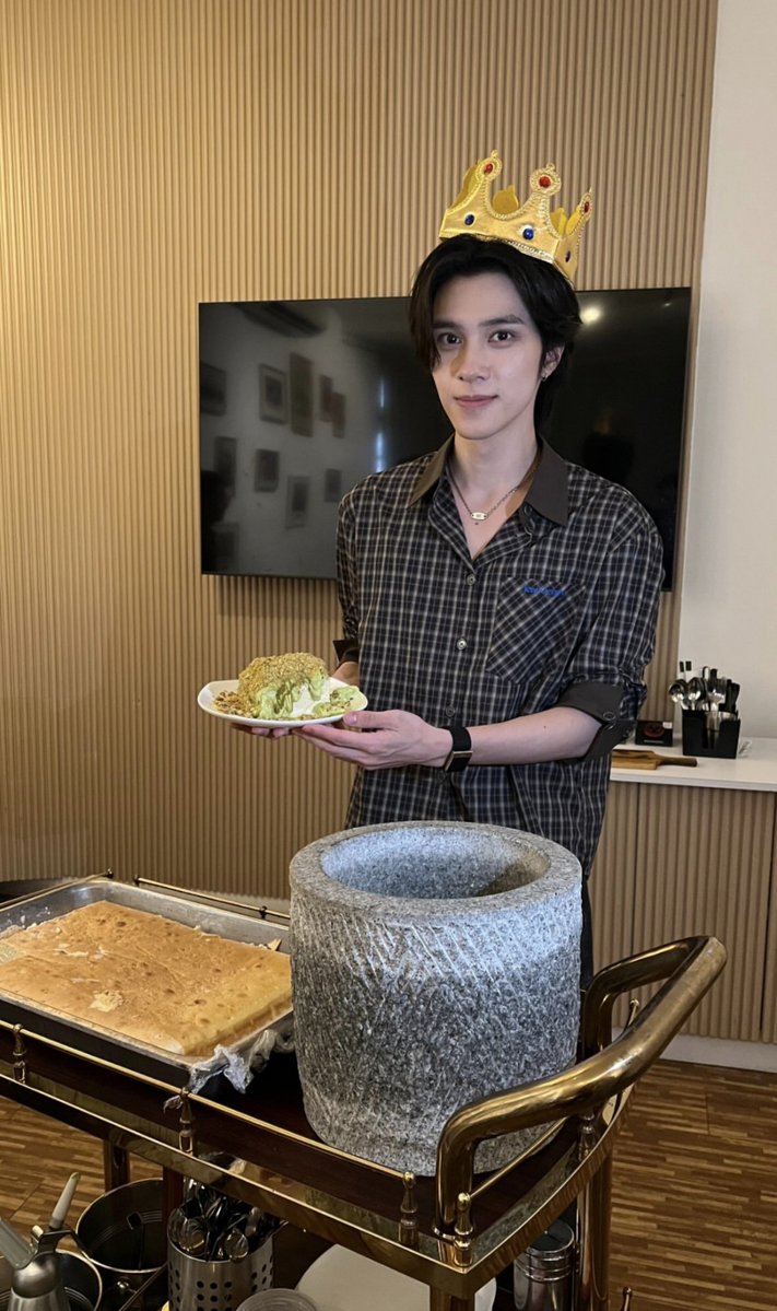 289film's tweet photo. 📸 #hendery instagram story update OMG!! he eat durian and wear sarung https://t.co/jx72DMU3J8