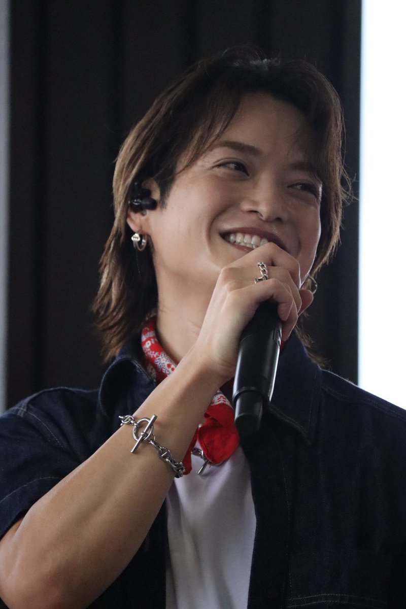 syk___6's tweet photo. 歌ってる姿もこっちを見てニコッと笑って頷いてくれるとこ全部好き♥️

いつもありがとう⸜🌷︎⸝‍ https://t.co/Nzb9dZIpg0